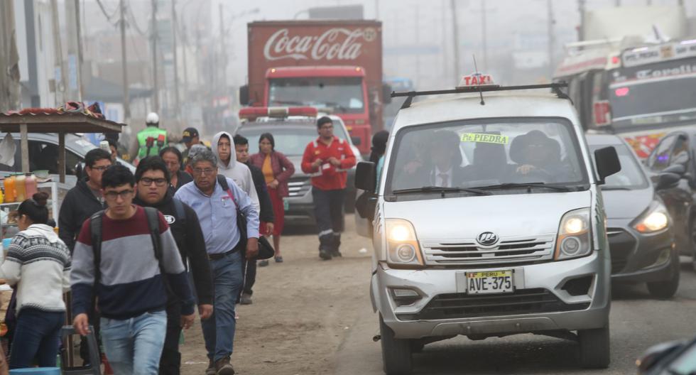 Un sector de congreso propone que cualquier carro sedán, miniván o station wagon esté autorizado para recoger o dejar pasajeros en carreteras, sin paraderos definidos ni protocolos de higiene, a pesar de que el Ministerio de Transportes (MTC) haya declarado sobre los riesgos de esta actividad. (Foto: Rolly Reyna/GEC)