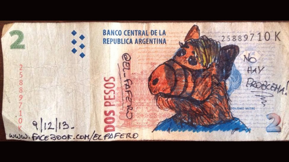 Alf y Batman se cuelan en los billetes de dos pesos argentinos - 1