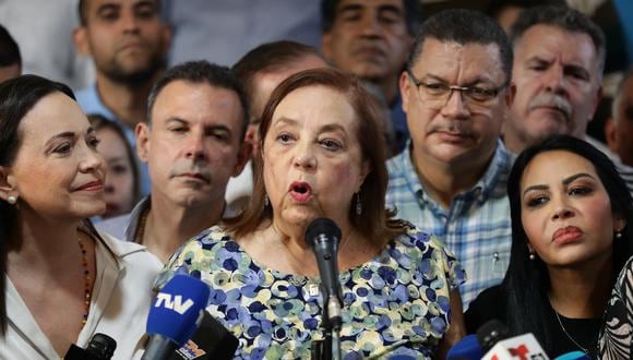 La historiadora Corina Yoris habla luego de ser presentada como la candidata para las elecciones presidenciales del próximo 28 de julio en Venezuela. (EFE/ Rayner Peña R.).