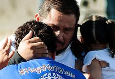 Familias separadas se abrazan en frontera que desaparece por 3 minutos