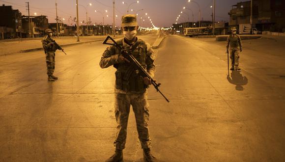 Soldados realizan guardia minutos después del inicio del toque de queda durante la emergencia por el coronavirus. (Foto: Rodrigo Abd / AP)