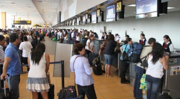 Más de tres millones de peruanos emigraron al extranjero y no han retornado