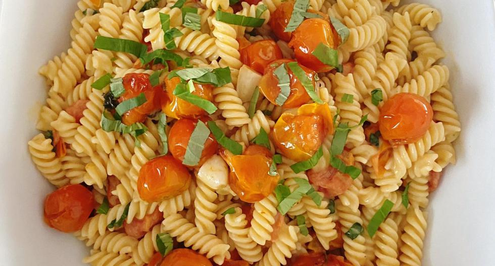 Learn how to make fusilli with feta cheese and candied cherry tomatoes