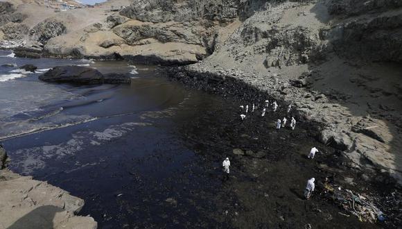 Un derrame de petróleo en el mar producido cuando se descargaba el hidrocarburo desde el buque a la Refinería La Pampilla. El impacto ha sido más grande de lo debido y ha afectado la flora y fauna de nuestro mar y playas, así como las actividades económicas que se realizan en estos espacios costeros. Foto: Jorge Cerdán / El Comercio