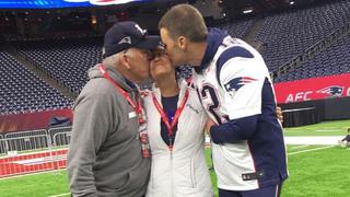 Tom Brady se muestra feliz con sus padres antes del Super Bowl