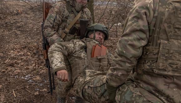 Militares ucranianos de la 22ª Brigada Mecanizada realizan la evacuación de un soldado durante un entrenamiento militar en la región de Donetsk, el 31 de enero de 2024, en medio de la invasión rusa de Ucrania. (Foto de Román PILIPEY / AFP / ARCHIVO)