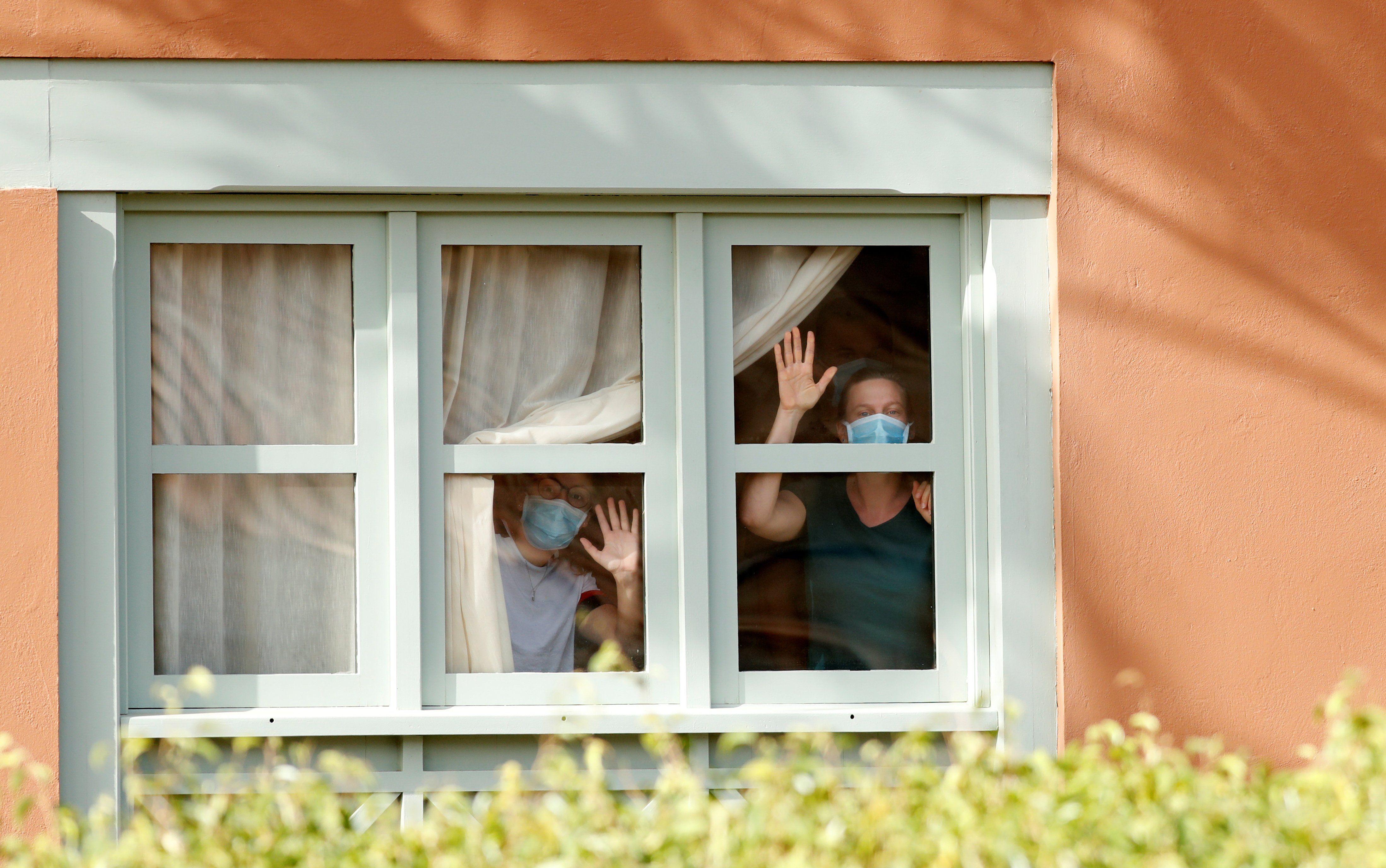 Los huéspedes del hotel Palacio H10 Costa Adeje, que está en cuarentena por el coronavirus, no podrán salir durante 14 días. (REUTERS / Borja Suarez).