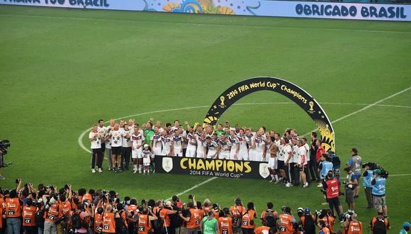 Jugadores de Alemania celebran después de ganar el último partido de fútbol entre Alemania y Argentina para la Copa Mundial de la FIFA en el Estadio Maracaná de Río de Janeiro el 13 de julio de 2014. (Foto de GABRIEL BOUYS / AFP)