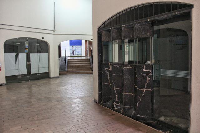 Varias tiendas cerradas y empolvadas son algunas de sus actuales inquilinas. (Foto: Antonio Melgarejo)