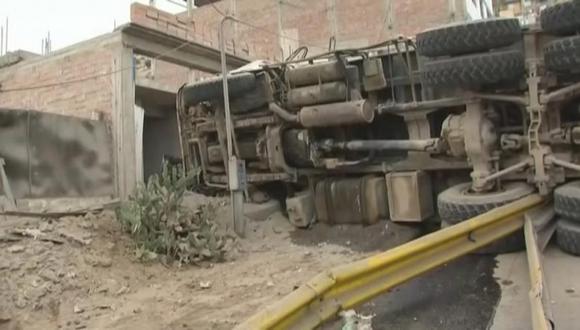 Un hombre falleció tras chocar su camión contra una vivienda en Villa El Salvador. (Foto: Captura/TV Perú)