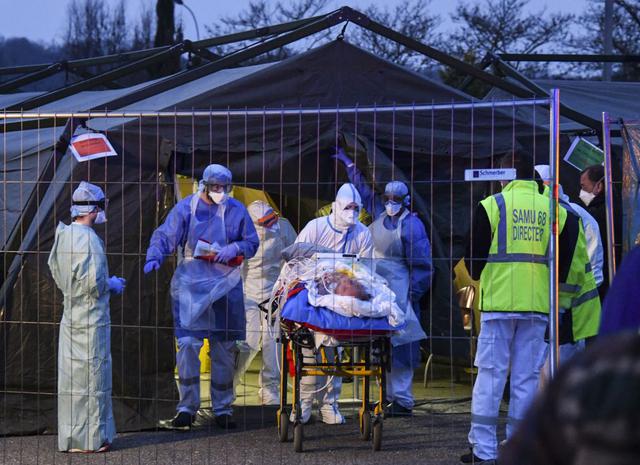 El jueves, 20 pacientes fueron transferidos en un tren de alta velocidad medicalizado desde esa región hacia la zona del Loira, en el oeste del país. (Foto: AFP/Sebastien Bozon)