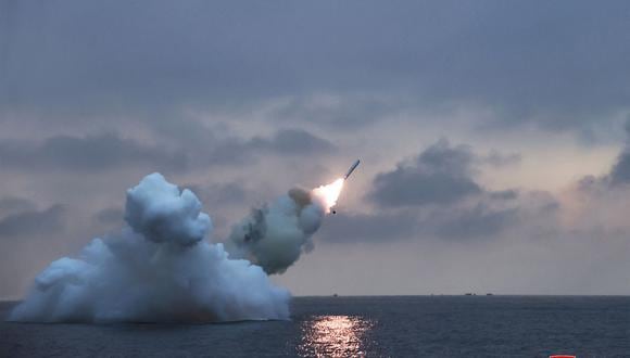 Prueba de fuego del misil de crucero estratégico lanzado desde un submarino "Pulhwasal-3-31" en un lugar no revelado en Corea del Norte, el 28 de enero de 2024. (Foto de KCNA VIA KNS / AFP)