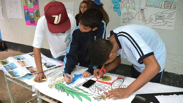 Escolares peruanos y venezolanos celebran Día del Logro
