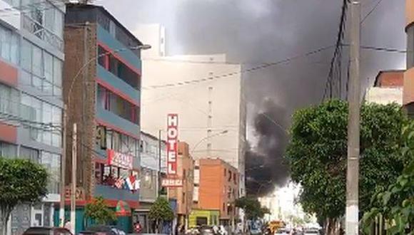 Incendio de proporciones afecta taller mecánico en Breña