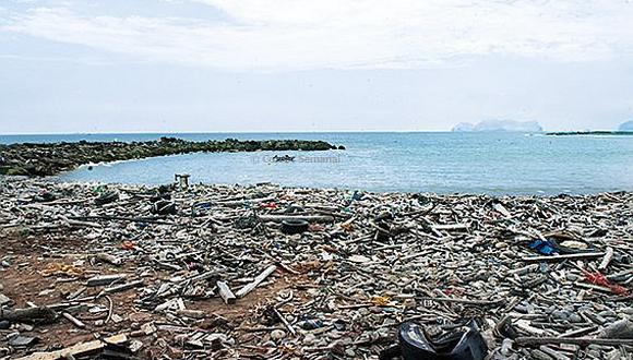 “Tenemos una playa alfombrada de basura plástica”, sostuvo el titular del Ambiente. (Foto: GEC/referencial)