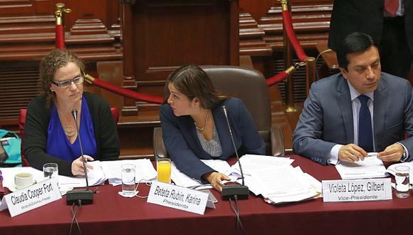 La ministra de Economía, Claudia Cooper, participó en el debate que realizaron los miembros de la Comisión de Presupuesto. (Foto: Andina)