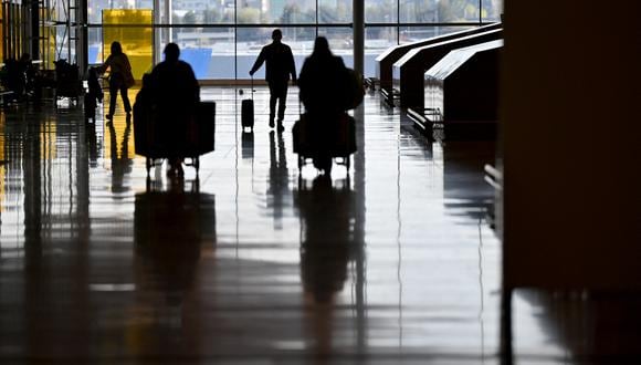 Viajeros caminan en la Terminal 4 del aeropuerto Adolfo Suarez Barajas en Madrid. (GABRIEL BOUYS / AFP)
