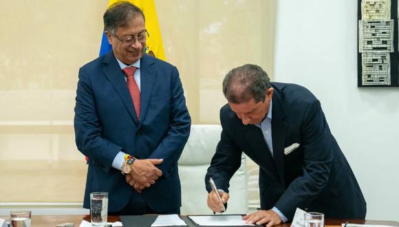 Gustavo Petro y José Félix Lafaurie en la firma de un histórico acuerdo de tierras. (PRENSA PRESIDENCIA DE COLOMBIA).