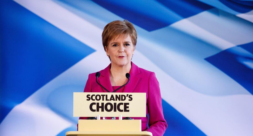 Para Nicola Sturgeon, los resultados le dan un fuerte espaldarazo a la demanda de un segundo referendo en Escocia. (EFE/EPA/ROBERT PERRY).