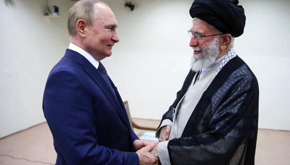 Una foto proporcionada por la oficina del líder supremo iraní, el ayatolá Ali Khamenei, lo muestra (derecha) recibiendo al presidente ruso, Vladimir Putin, en Teherán, el 19 de julio de 2022. (Foto de KHAMENEI.IR / AFP)
