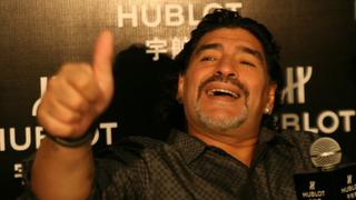 Maradona dio charla táctica a 2 jugadores del Deportivo Riestra