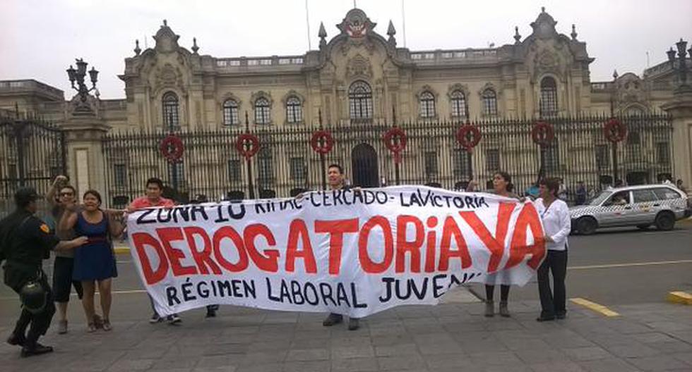 Los jóvenes protestaron en las inmediaciones de Palacio de Gobierno para exigir derogatoria de Ley Pulpín. (Foto: @Vero_Mendoza)