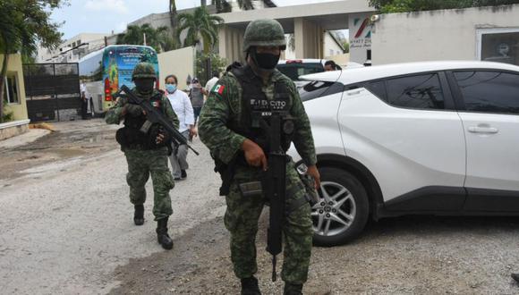 Soldados mexicanos caminan frente al hotel Hyatt Ziva Riviera en Puerto Morelos, estado de Quintana Roo, México, luego de un tiroteo. (Foto: ELIZABETH RUIZ / AFP)