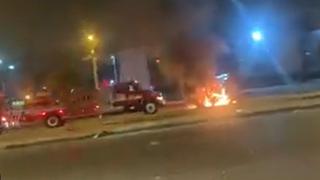 Explota auto frente a estación policial en Ecuador | VIDEO