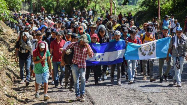 Varios migrantes que cruzaron México en caravanas contaron a BBC Mundo que cada vez era más difícil vivir de sus cosechas. Foto: AFP