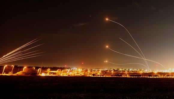 El sistema de defensa aérea Cúpula de Hierro de Israel intercepta cohetes lanzados desde la ciudad de Gaza, en Sderot, el 10 de mayo de 2023. (Foto de JACK GUEZ / AFP)