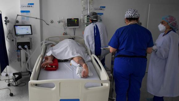 Un paciente de Covid-19 es atendido en la Unidad de Cuidados Intensivos (UCI) del hospital El Tunal en Bogotá. (Foto: Raúl ARBOLEDA / AFP)