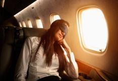 ¿Por qué es peligroso dormir en el avión?