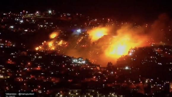 Un incendio forestal detectado en el cerro Cordillera de Valparaíso, Chile, el 13 de marzo de 2024. (Foto de Twitter/X @vidalcvale)