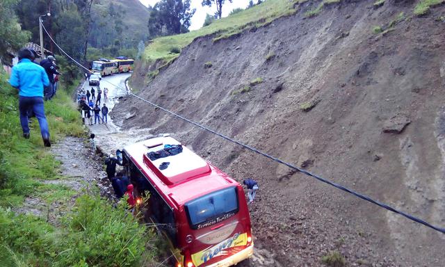 Vehículos que se dirigían a Los Conchucos y a la ciudad de Huaraz quedaron varados en la carretera. A esta hora ya se restableció el tránsito. (Foto: Leo Cerna)