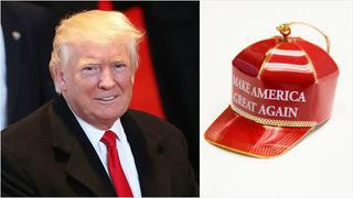 Trump vende adornos de su gorra roja para el árbol de navidad