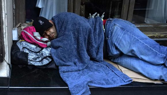 Cientos de migrantes duermen en fila para ser ubicados en el centro de admisión del Hotel Roosevelt en Nueva York, que se ha convertido en un centro de recepción de inmigrantes para tratar de conseguir alojamiento temporal. (Foto: Timothy A. Clary / AFP / referencial)