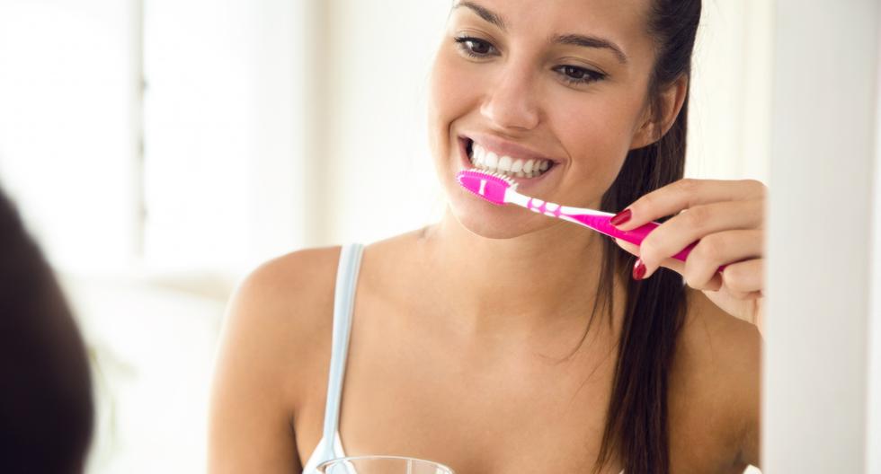 Los cepillos dentales, independientemente del modelo, son elementos muy útiles para nuestra salud bucal, pues permiten remover la biopelícula dental de las encías en la boca.