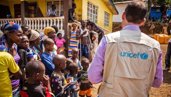 Imagen referencial de un trabajador de UNICEF visitando una casa en Sierra Leona que ha sido puesta en cuarentena debido al &eacute;bola. (Foto: AP)