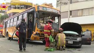 Lince: cuatro personas heridas deja el violento choque entre bus “La 41″ y un auto particular 