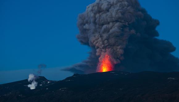 Piloto desvía vuelo en Islandia para mostrar volcán a pasajeros