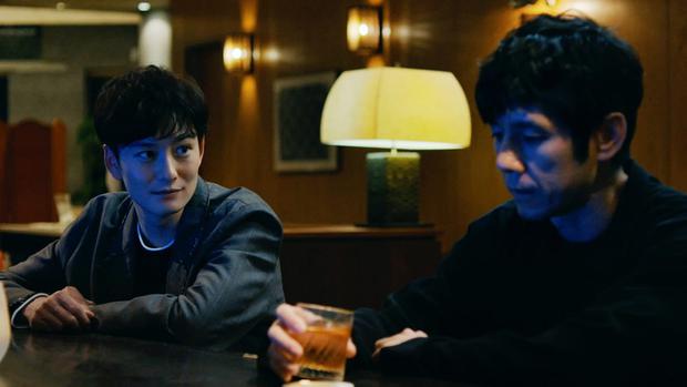Actor Masaki Okada (right) plays Kōji Takatsuki in "Drive my car."  And the protagonist of the film is Hidetoshi Nishijima, who plays the role of Yūsuke Kafuku.  (Photo: Courtesy)
