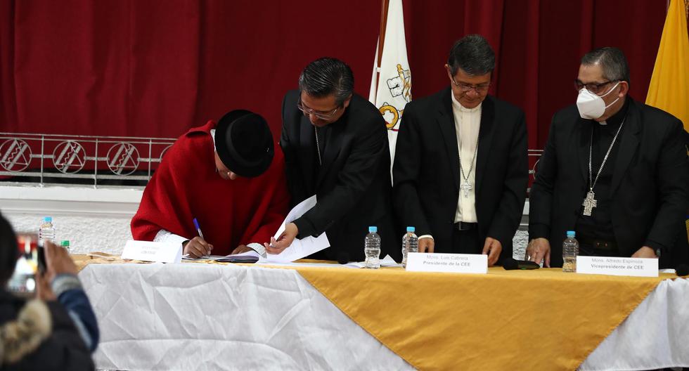 El presidente de la Confederación de Nacionalidades Indígenas del Ecuador, Leonidas Iza, firma un documento que pone fin a 18 días de paro nacional en el país. (EFE/ José Jácome).