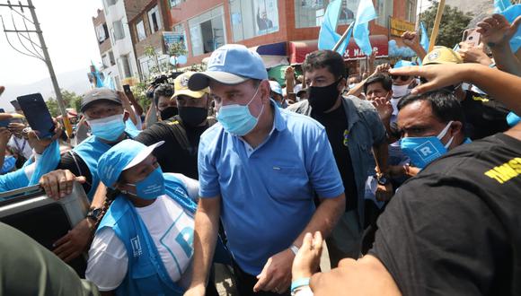 "La candidatura de López Aliaga se reduciría a una broma de mal gusto si las elecciones en el Perú no se hubieran convertido en un concurso de liliputienses políticos".