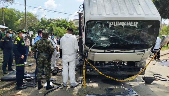 El camión de la Policía afectado por un artefacto explosivo, en Cali (Colombia). (Foto: EFE/ Policía Nacional de Colombia).