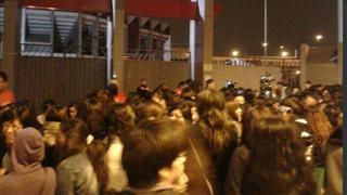 Fans de MBLAQ permanecen en los exteriores del Coliseo Dibós