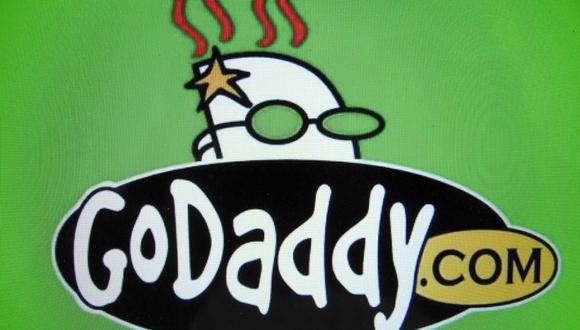 El logotipo de la empresa de Internet GoDaddy se muestra en la pantalla de una computadora. Foto tomada en Encinitas, California, el 3 de mayo de 2016. (REUTERS/Mike Blake).