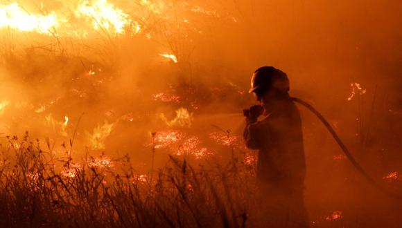 Un bombero combate un incendio forestal que se ha extendido por más de 500.000 hectáreas en la norteña provincia de Corrientes, en Portal San Antonio, Argentina. (Foto: REUTERS/Sebastian Toba).