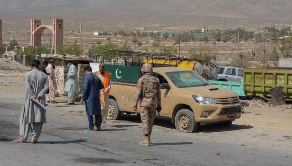 El personal de seguridad examina el lugar de la explosión después de que un atacante suicida en una motocicleta se hiciera estallar cerca de un puesto de control en la ciudad de Quetta, en el suroeste de Pakistán. (Banaras KHAN / AFP).