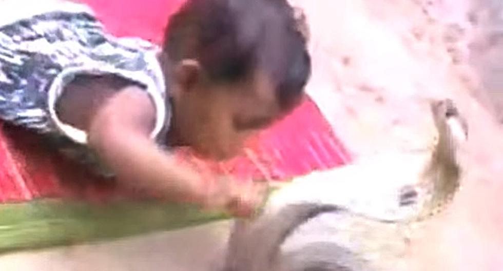Una cobra es la extraña nana de un bebé en la India. (Foto: Captura de YouTube)