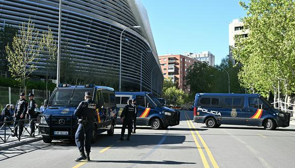 Agentes de la policía nacional española patrullan fuera del estadio Santiago Bernabeu antes del partido de fútbol de ida de los cuartos de final de la Liga de Campeones de la UEFA entre el Real Madrid CF y el Manchester City en Madrid el 9 de abril de 2024. (Foto de JAVIER SORIANO / AFP)